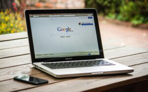 Consultor SEO autónomo trabajando desde casa en 2025